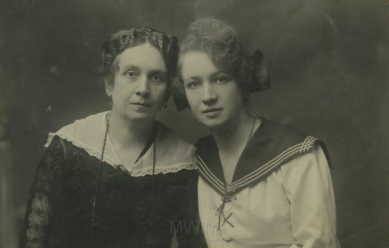 KKE 5340.jpg - Fot. Atelier. Od prawej: pierwsza Józefa Mrygłodowicz (ur. 1900 r.) z matką i X, Brody, lata 20-te XX wieku. Fotograf FR. Knopf Brody ul. Zukra-27.
